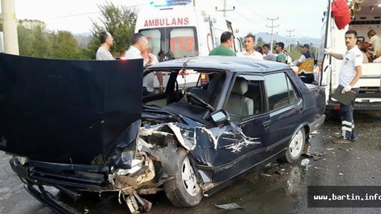 Otomobil İşçi Servisine Çarptı: 4 Yaralı