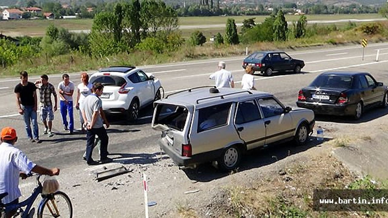Yayaya Çarpmamak İçin Direksiyonu Kırdı: 5 Yaralı