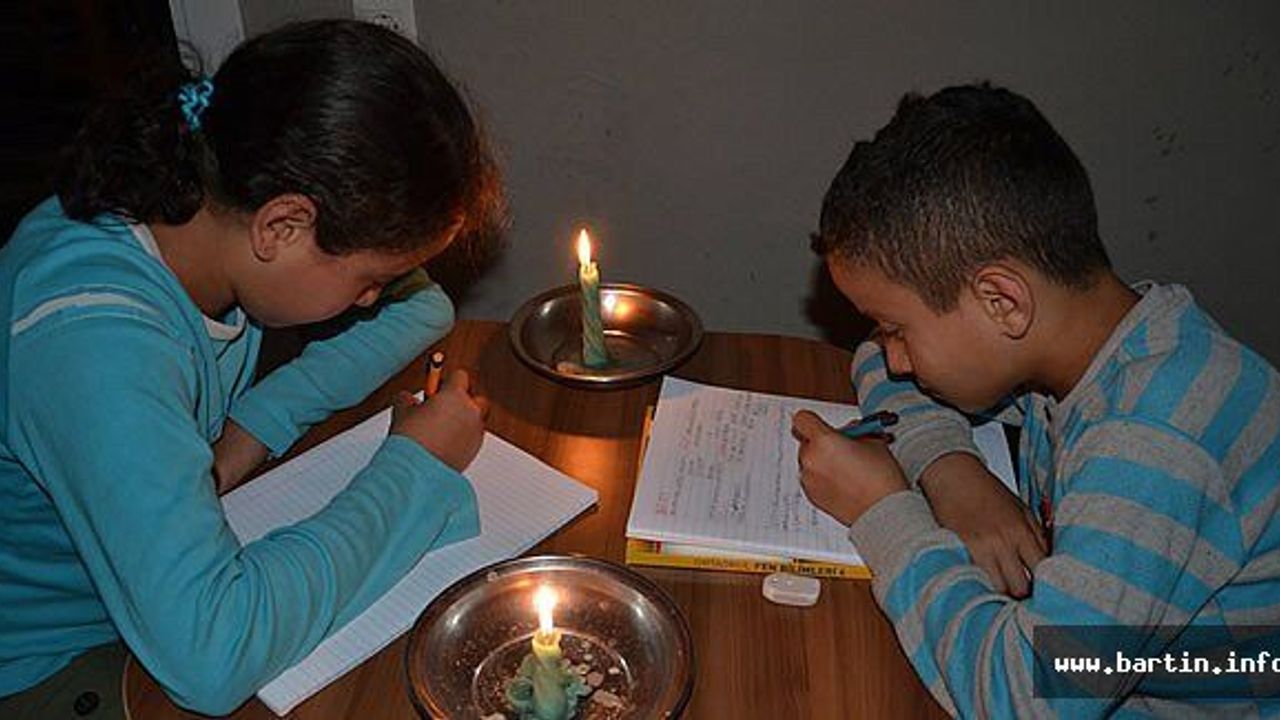 Çam Ailesi 1 Aydır Karanlıkta Yaşıyor