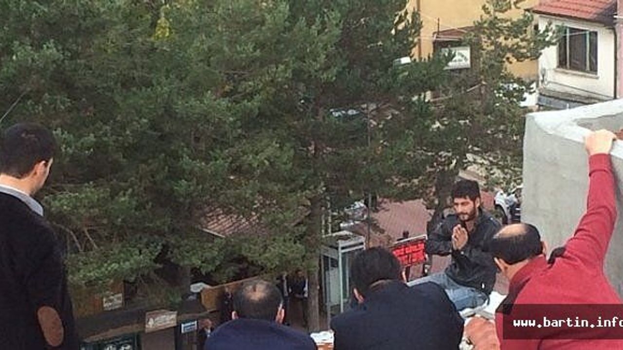 Çatıya Çıkan İşçiyi Belediye Başkanı İkna Etti