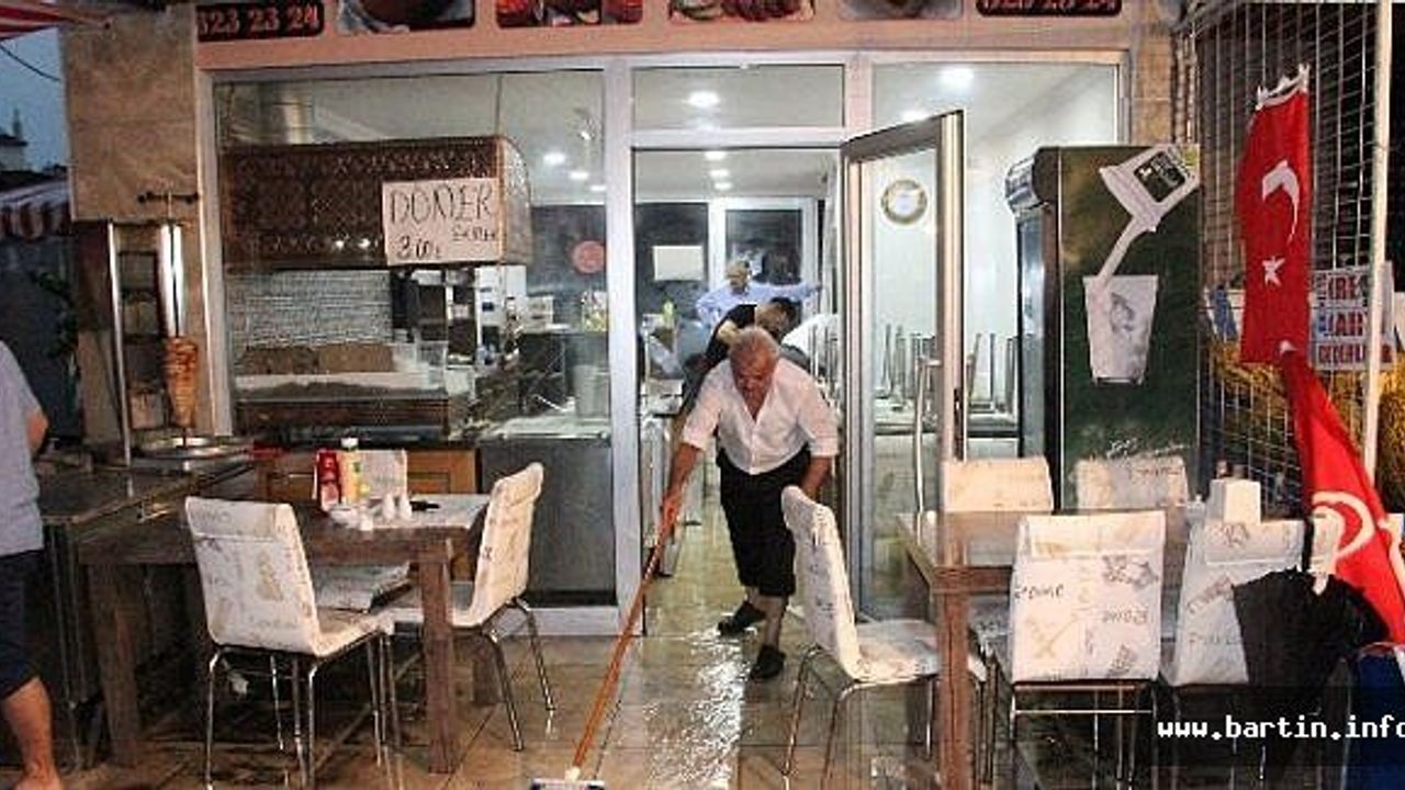 Dükkanlar 10 Dakikada Sular İçinde Kaldı