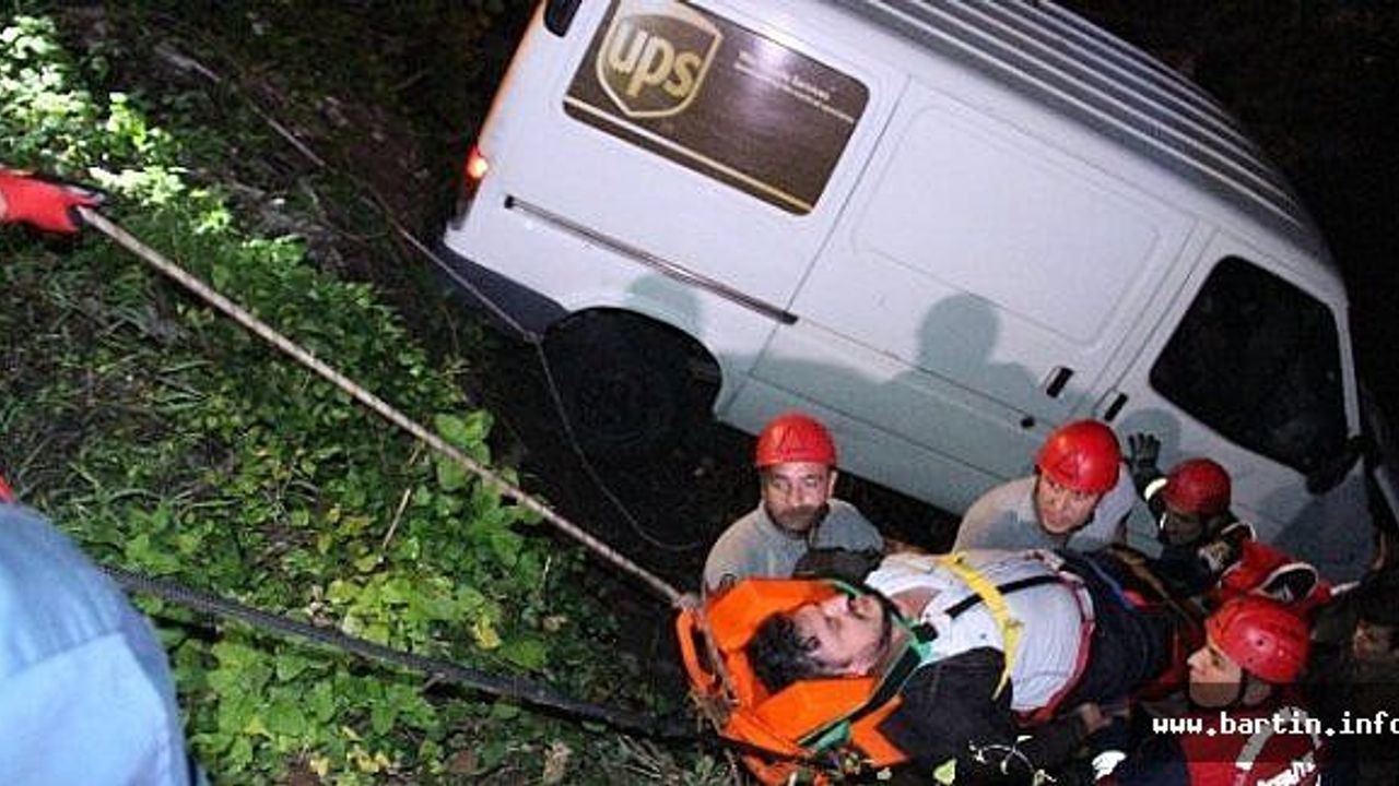 Kargo Minibüsü Dereye Uçtu: 1 Yaralı