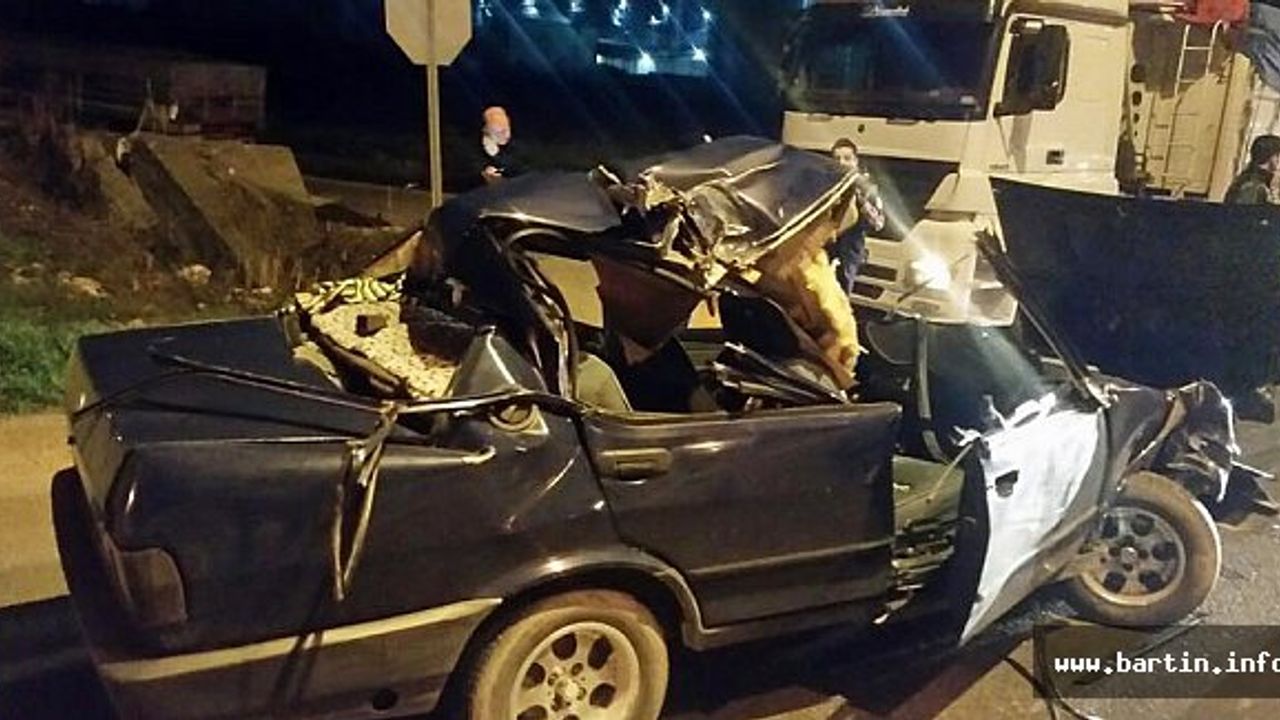 Otomobil Tır’ın Altına Girdi: 2 Yaralı