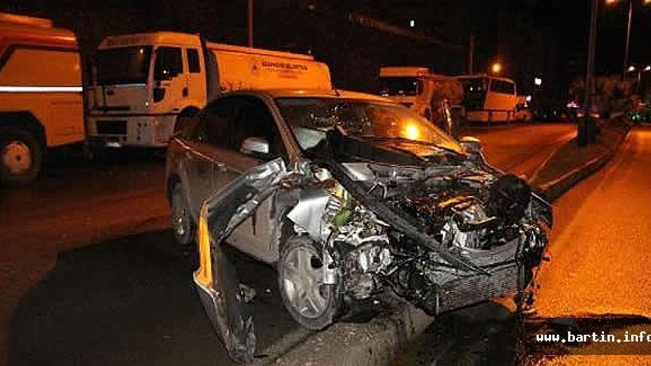 2 kamyona çarpan otomobilde 2 kişi yaralandı