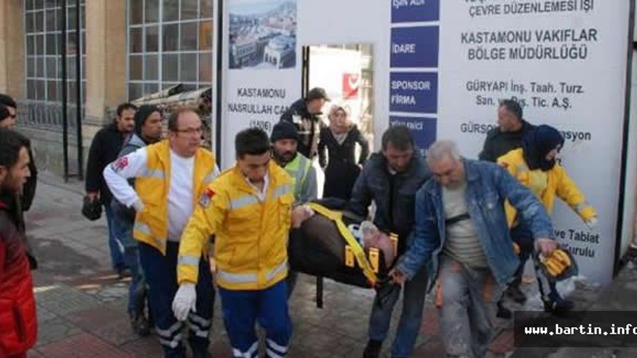 Cami Çatısından Düşen Kar Kütlesi, 2 İşçiyi Yaraladı
