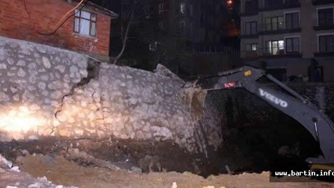 Hasar gören istinat duvarına iş makineli önlem