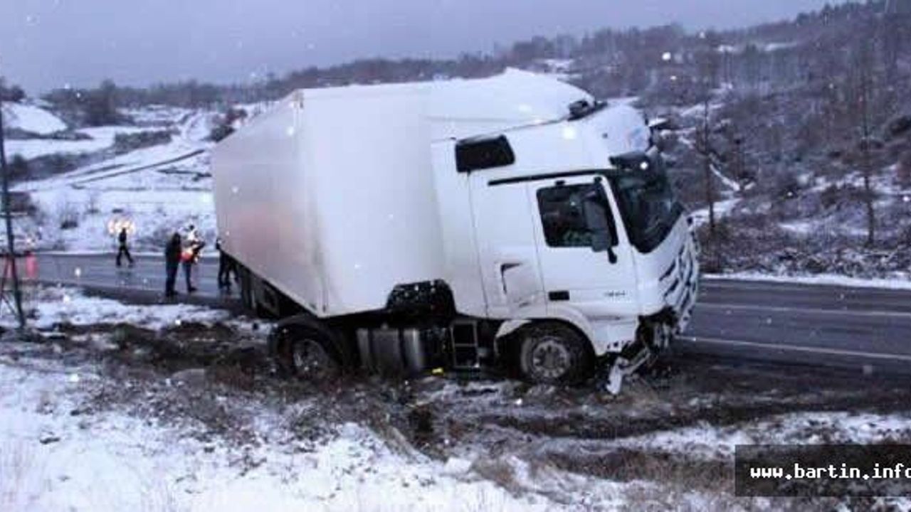 Karda Kayan Tır, Su Kanalına Düştü: 2 Yaralı