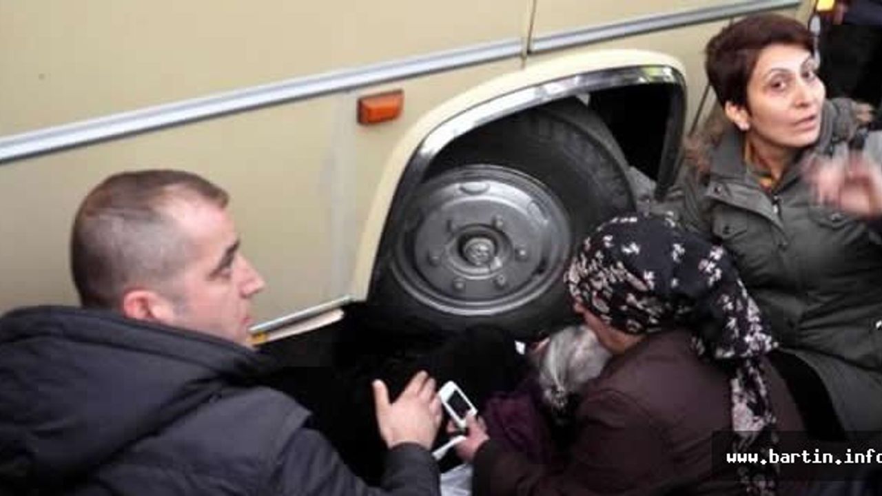 Minibüsün Çarptığı Kadının Kolu Tekerleğin Altında Kaldı