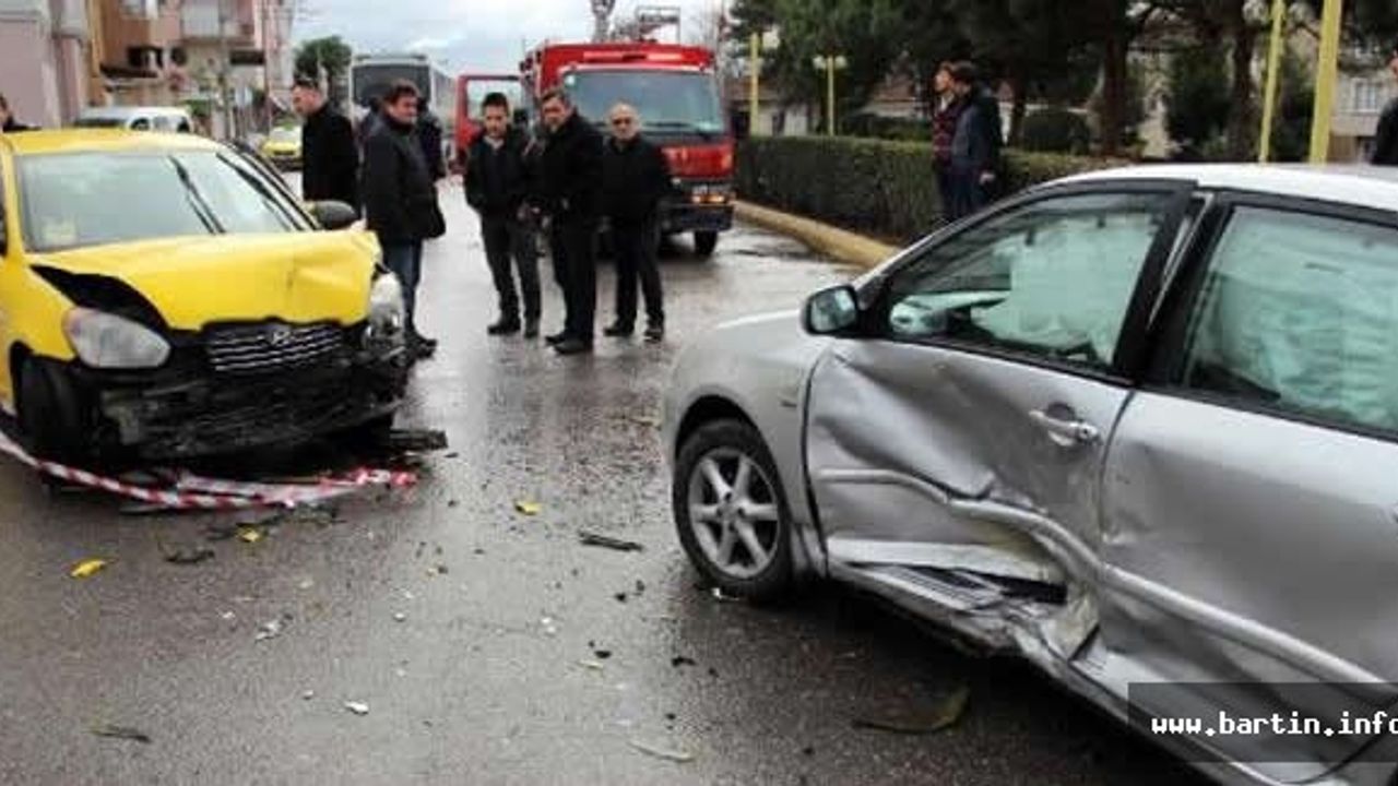 Taksi İle Otomobil Çarpıştı: 2 Yaralı