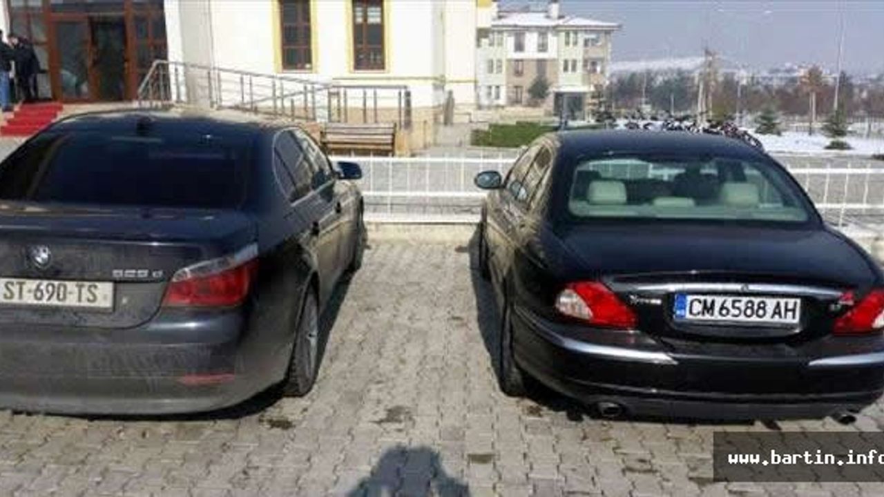 Yurt Dışından Getirilen 2 Lüks Otomobile El Konuldu
