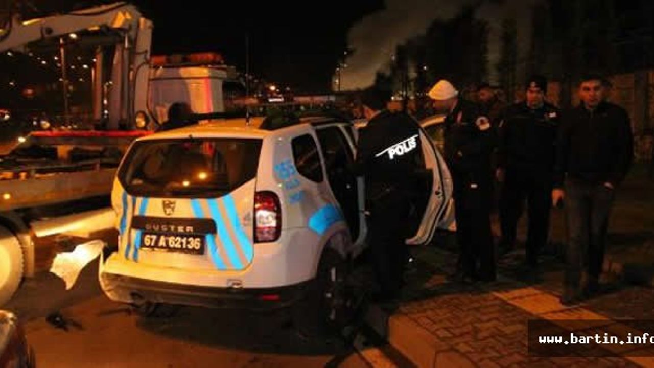 Alkollü sürücü, polis aracına çarparak durabildi