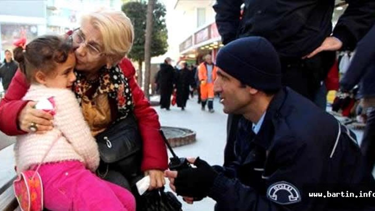Anne ve babasını kaybeden Iraklı çocuk gözyaşlarına boğuldu