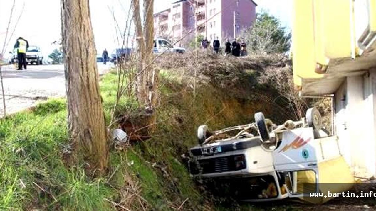Belediye kamyoneti devrildi, 3 işçi yaralandı