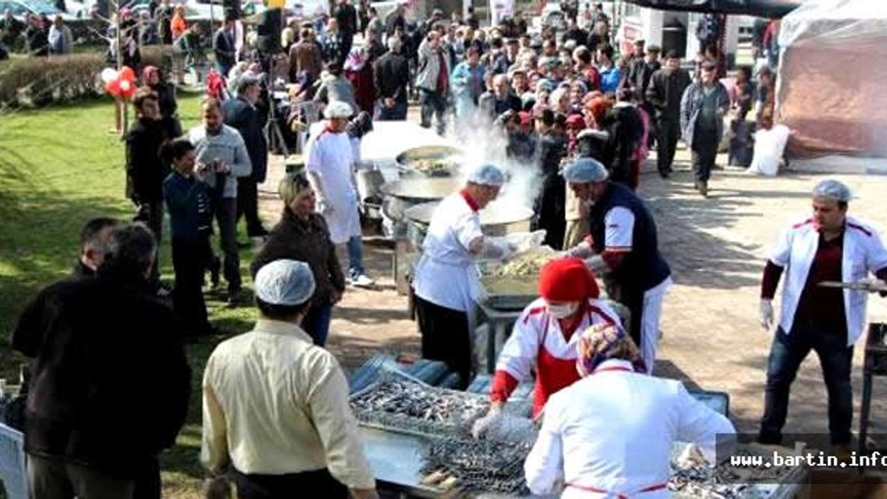Engelliler Derneği, bir ton hamsi dağıttı