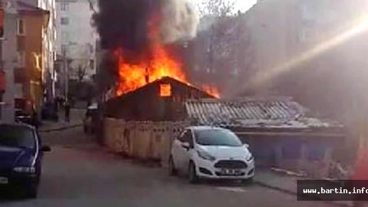 Evleri yanan yaşlı çifti komşuları kurtardı