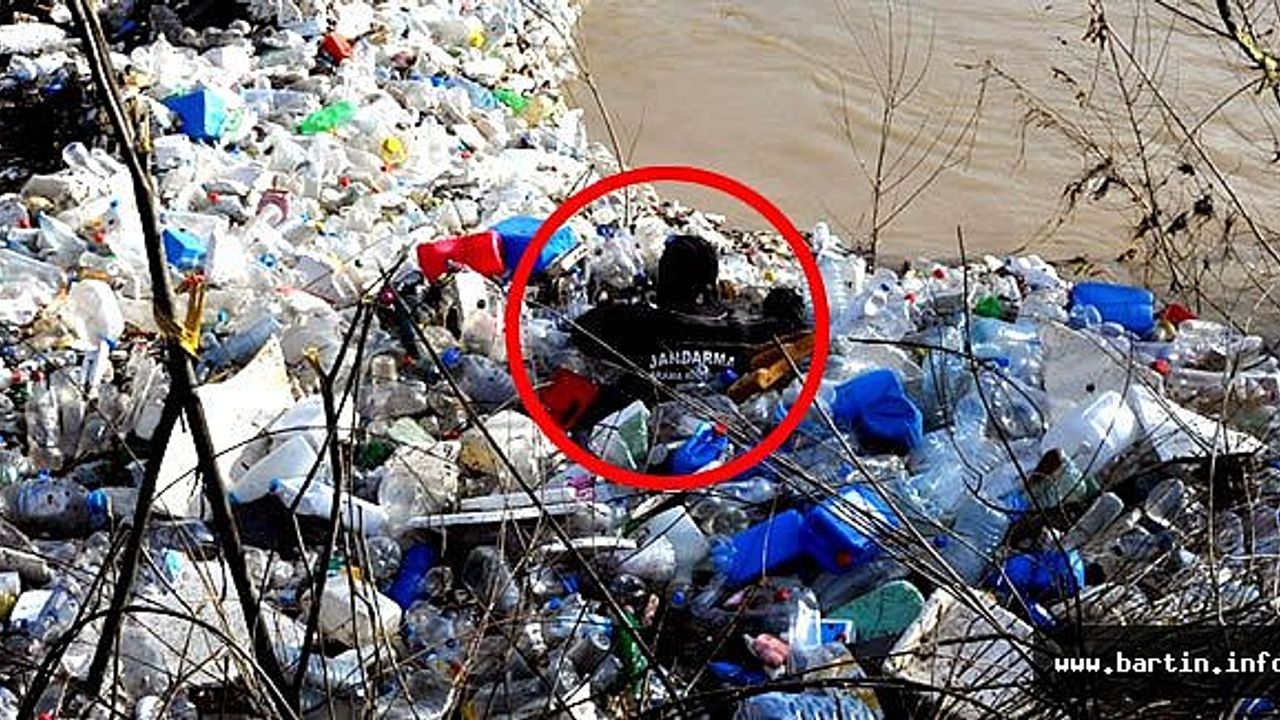 Jandarma Çöplerin Arasında O'nu Arıyor