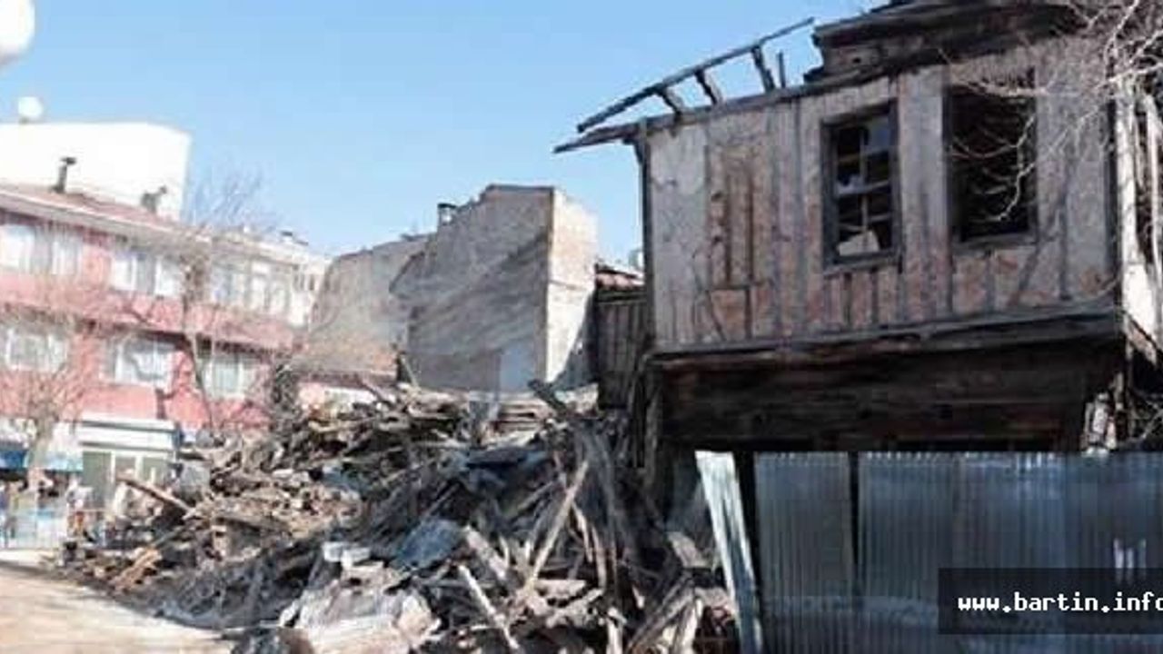 Koruma altındaki ahşap bina çöktü