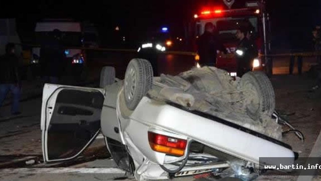Otomobil aydınlatma direğine çarptı: 1 ölü, 1 yaralı