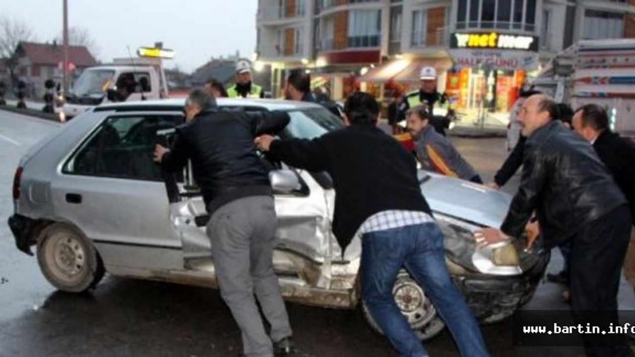 Otomobil ve kamyonet çarpıştı: 1 Yaralı