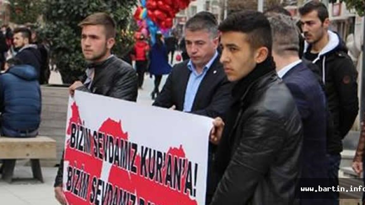 Sevgililer Günü'nü protesto edip Kuran-ı Kerim dağıttılar