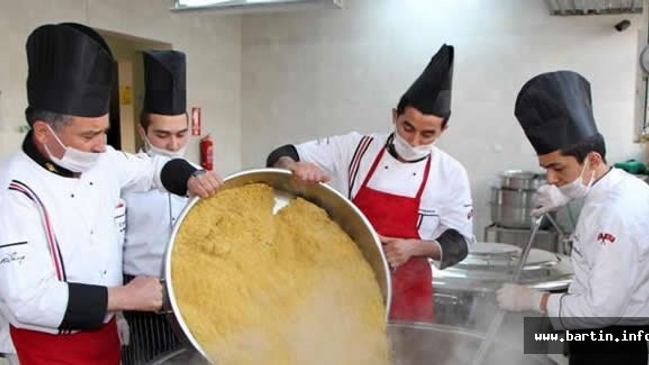 Taşımalı eğitim öğrencilerinin yemeğini liseli aşçılar yapıyor