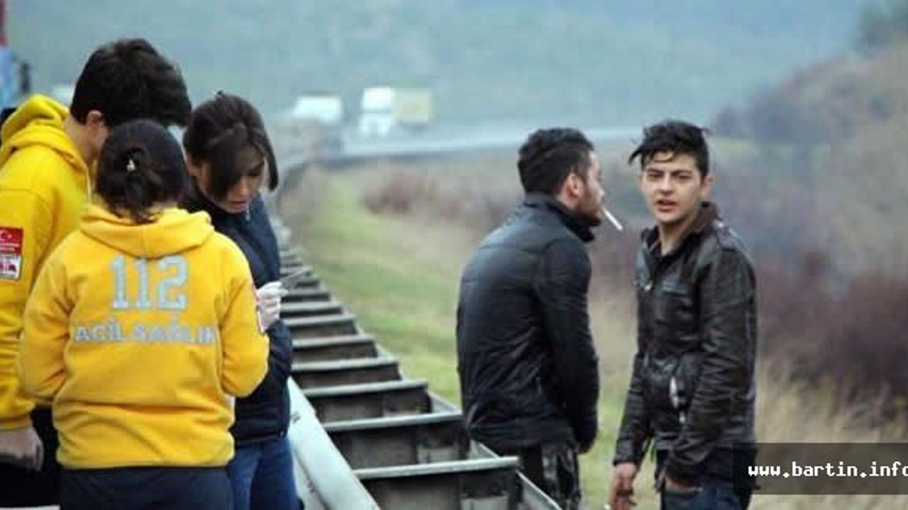 TEM kenarında uyuyan 2 kardeş evlerine götürüldü