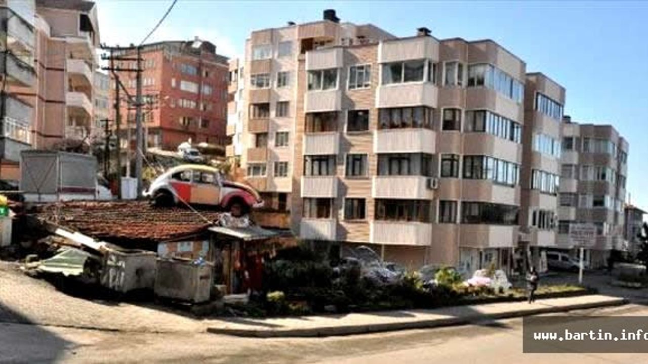 Vosvosu, yeni açtığı kafenin çatısına çıkardı
