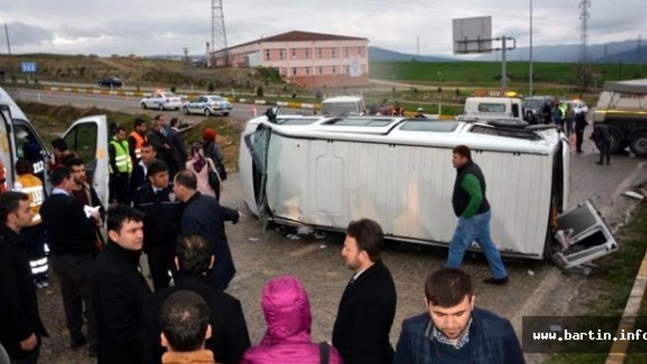 Öğrenci servisi tır ile çarpıştı: 14 yaralı
