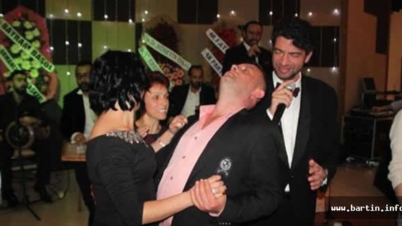 Orkestraya kızan Hakan Taşıyan sahneyi terk etti
