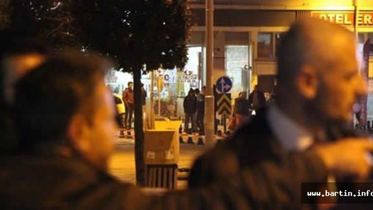 Şüpheli paketin önünden geçmek isteyen kız
