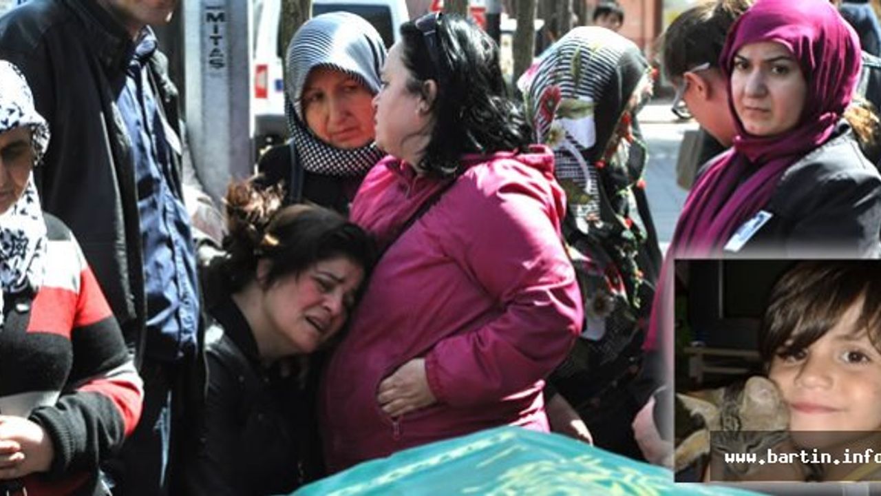 Amasra Minik Burak'ı Gözyaşlarıyla Uğurladı