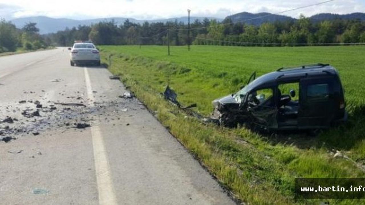 Otomobil ve hafif ticari araç çarpıştı: 3 yaralı