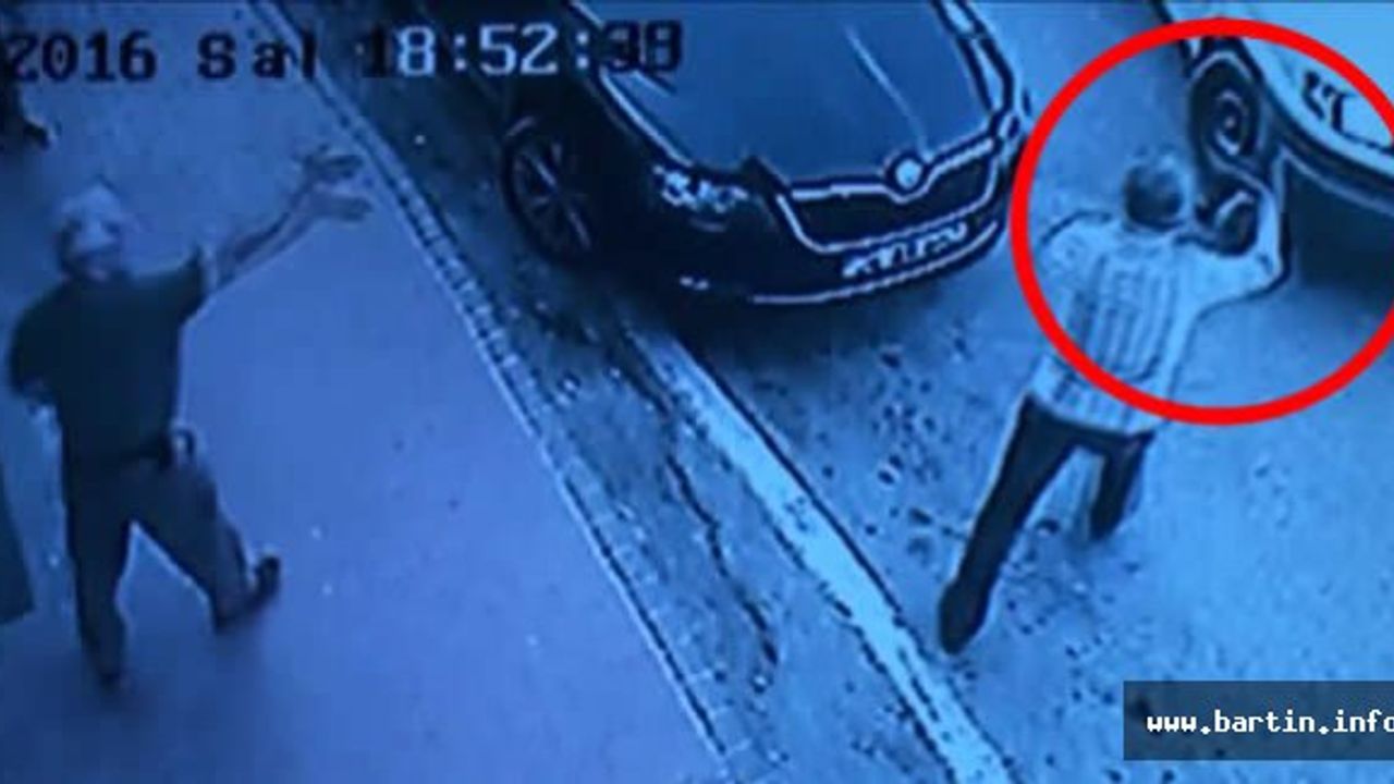 Yaşlı adam kamyonetin altında feci şekilde can verdi