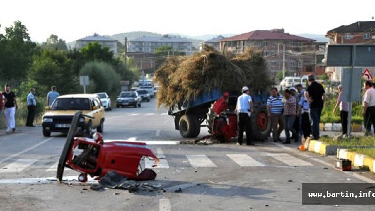 Ot Yüklü Traktör ikiye bölündü: 2 Yaralı