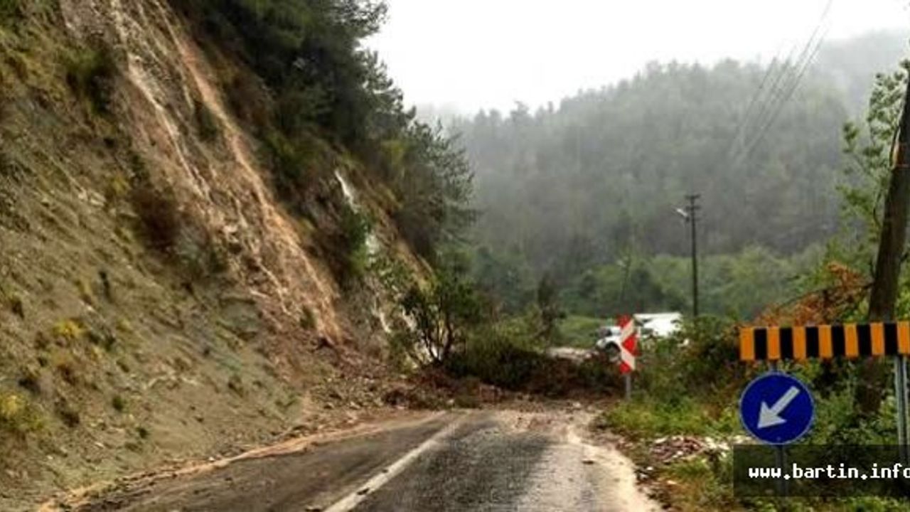 Otobüs 45 Yolcusuyla Selde Mahsur Kaldı