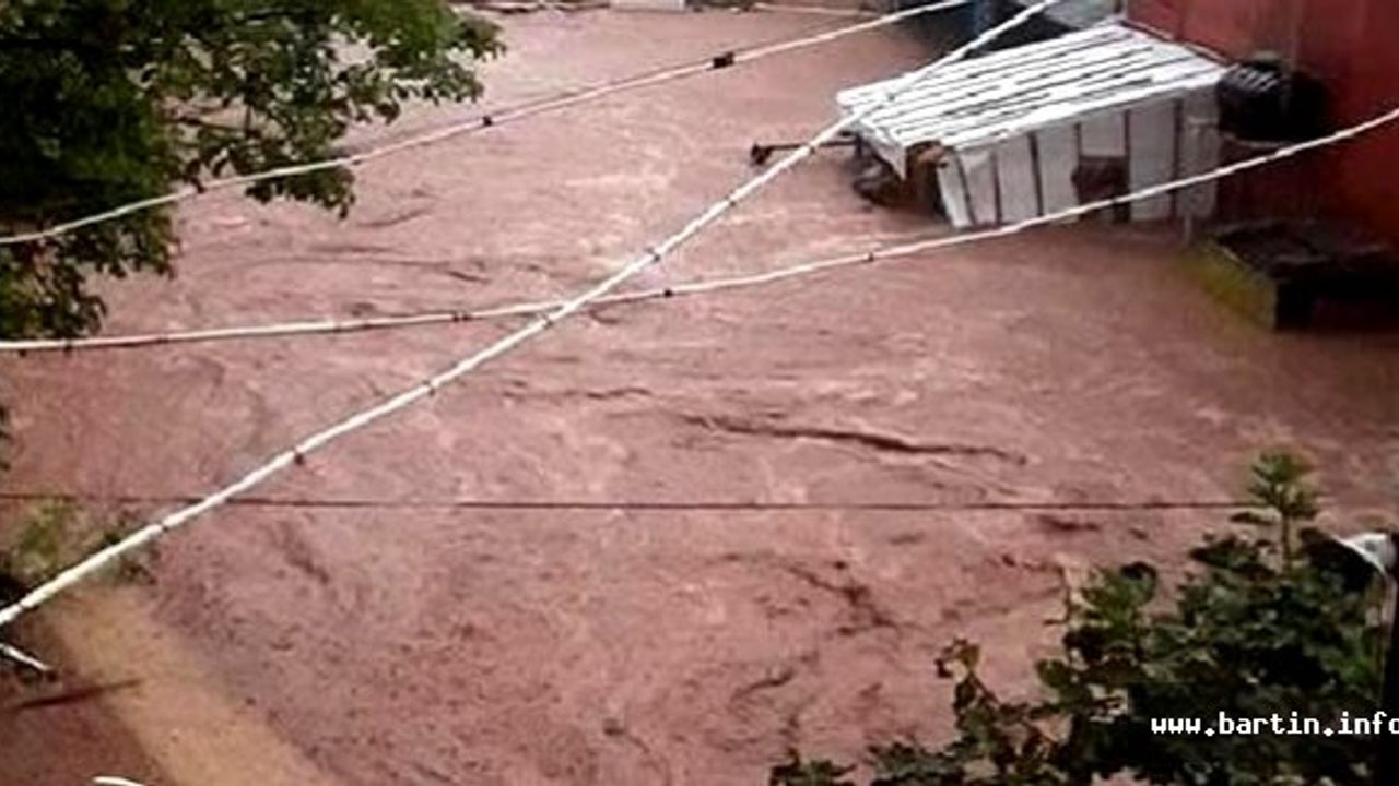 Sağanak yağmur, Bartın'da sele yol açtı