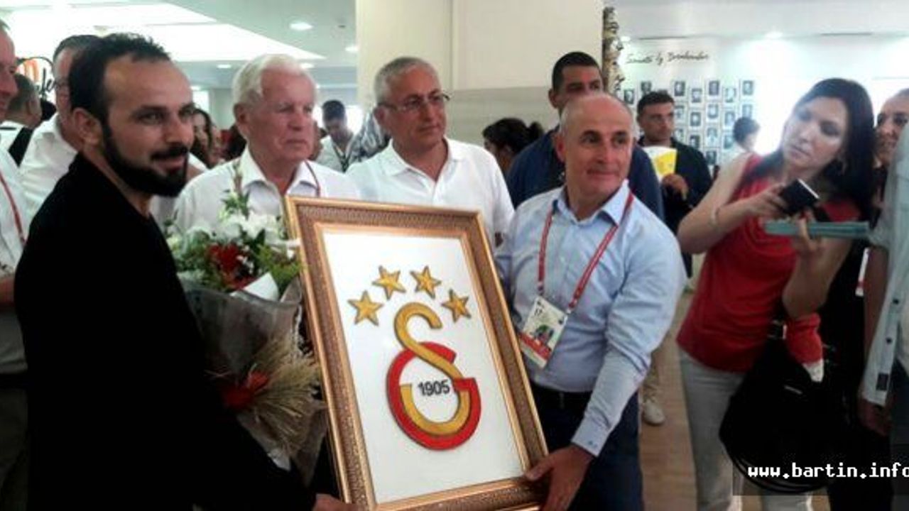 Üstad'dan Başkana 4 Yıldızlı Hediye