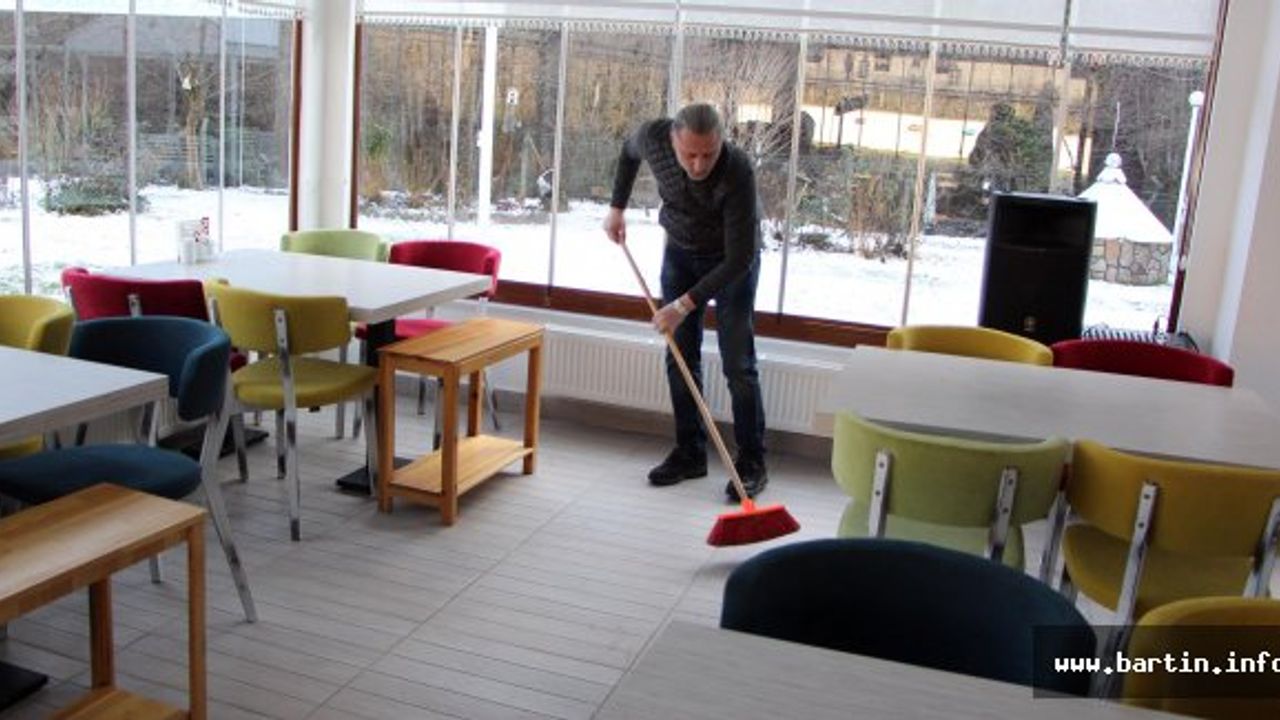 13 yıldır atanamayan öğretmen garsonluk yapıyor