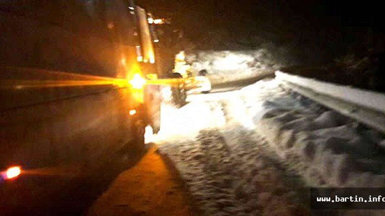 Cenaze yakınlarını taşıyan otobüs karda mahsur kaldı