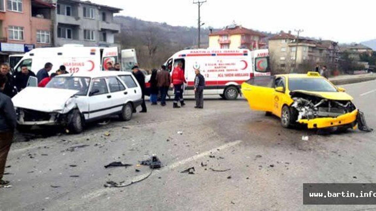İki otomobil kafa kafaya çarpıştı: 2 Yaralı