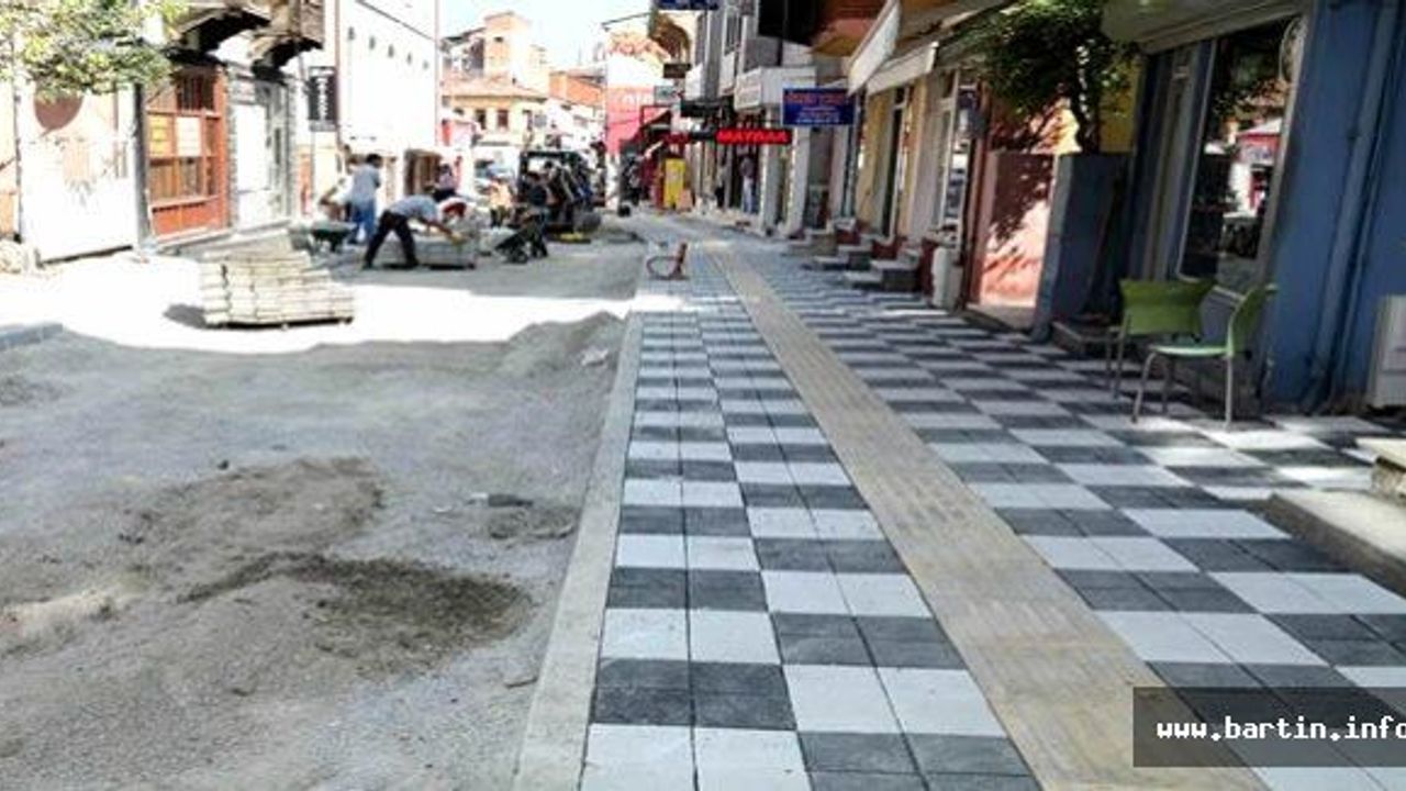 Aşağı Cami Sokak kaldırımlarına granüllü renkli taş