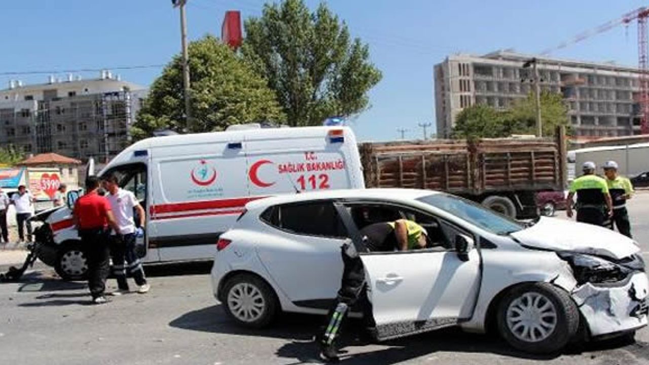 Ambulans otomobil ile çarpıştı: 1 yaralı