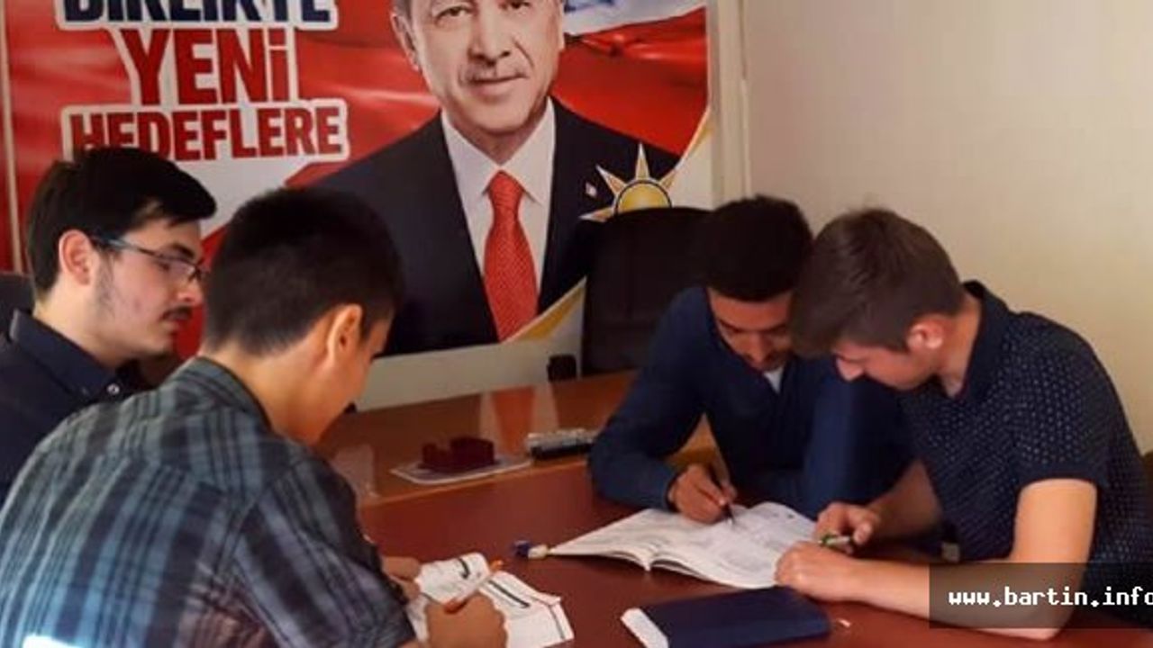 ÜNİAK'lı Gençlerden Liseli Gençlere Destek