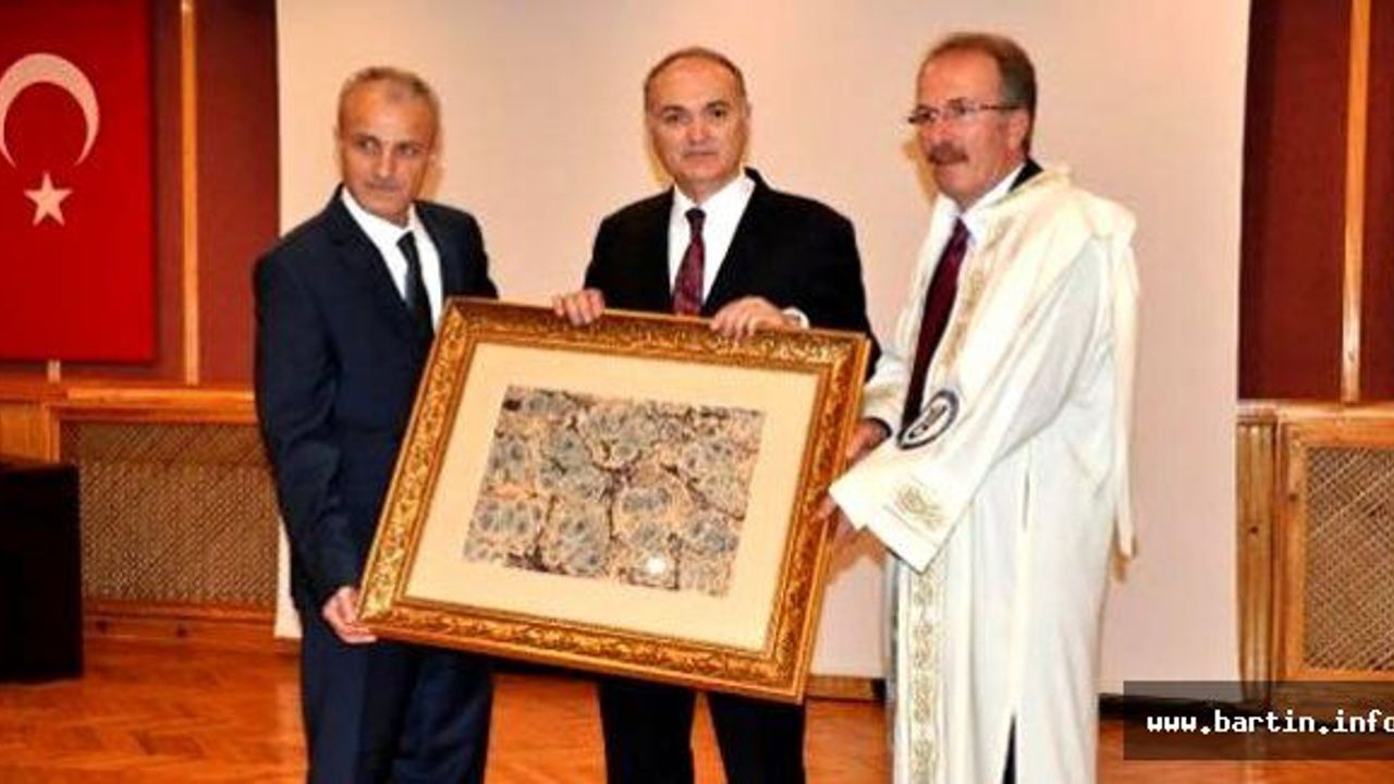 Özlü: Bilgi üreten üniversite istiyoruz