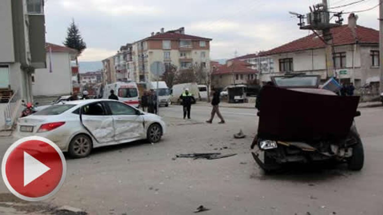 Felçli babasını bagajında taşıdığı otomobille kaza yaptı