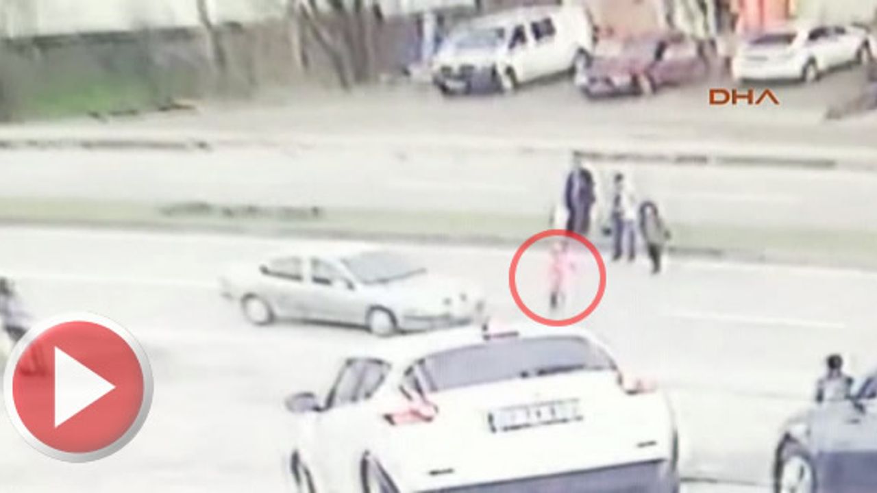 Küçük Kız Bir Anda Yola Fırladı