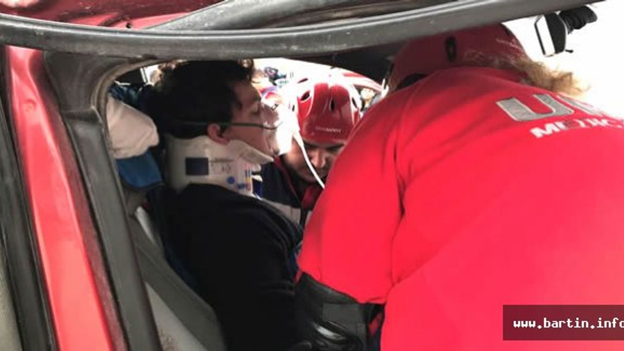 Araçta sıkışan yaralı için seferber oldular