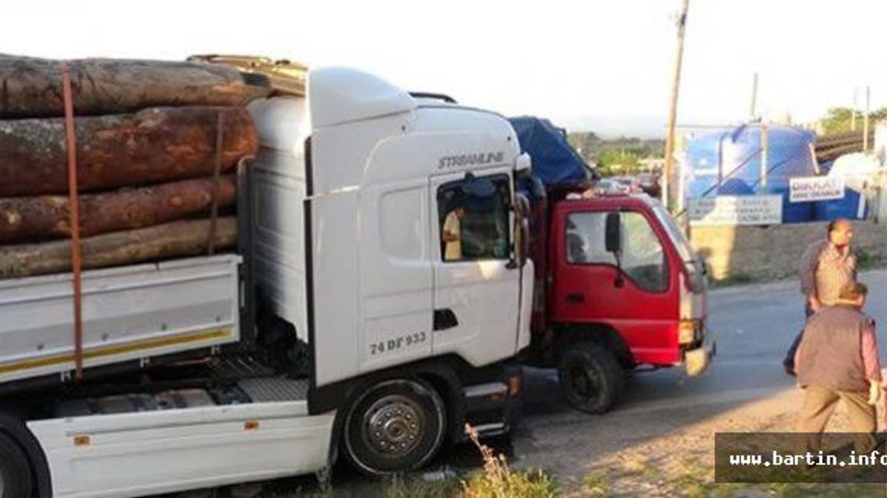 Tomruk yüklü TIR, kamyonete çarptı: 17 yaralı