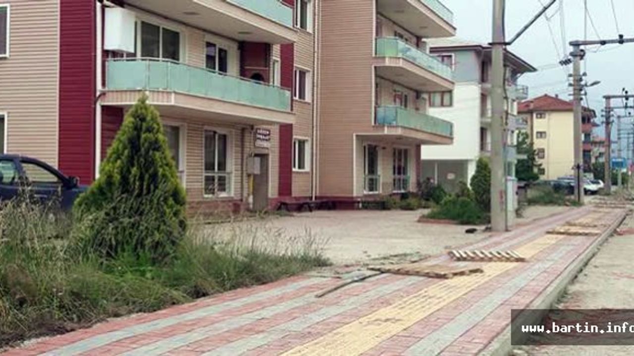 Eski Hastane Caddesi Kaldırımları Yenileniyor
