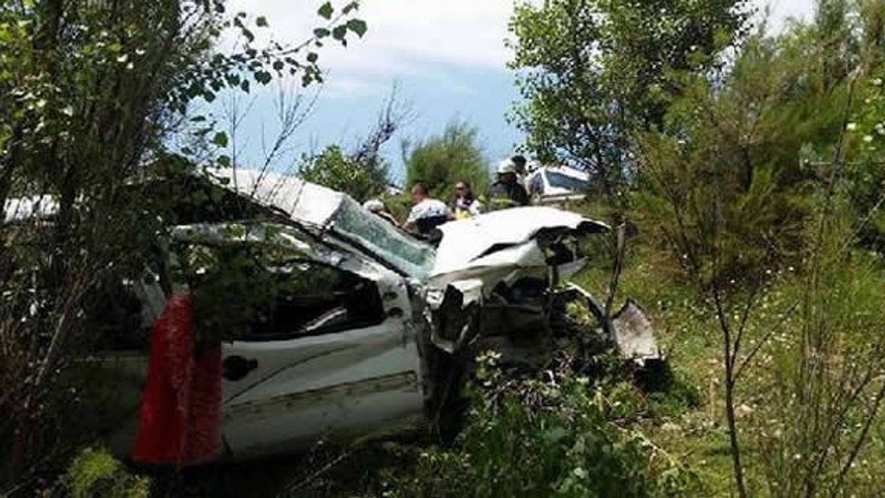 5 kişilik araç şarampole yuvarlandı: 2 ölü, 13 yaralı